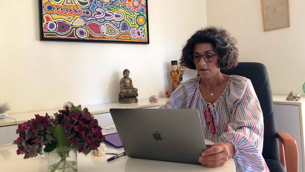 Sandrine Callen Homon naturopathe iridologue en consultation